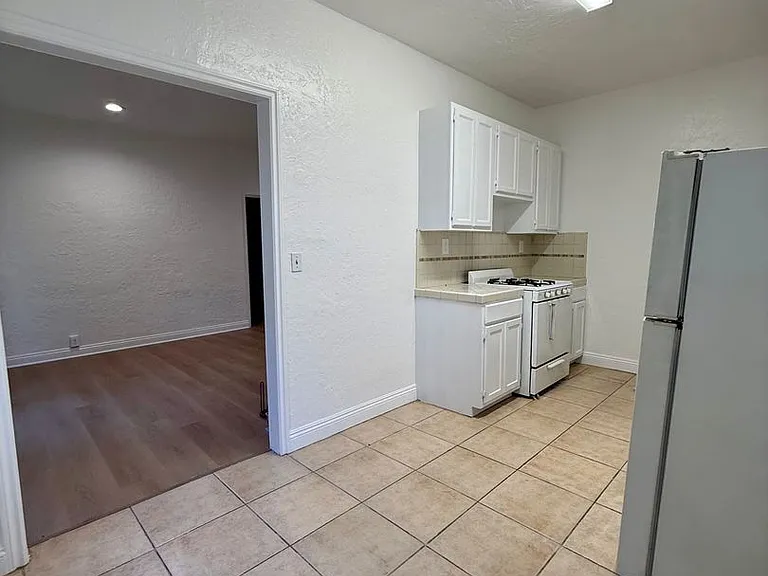 1534 Winona Blvd — Photo 5