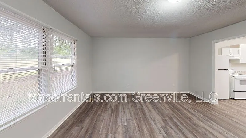2 bed, 1.0 bath, 950 sqft, $975 — Photo 2