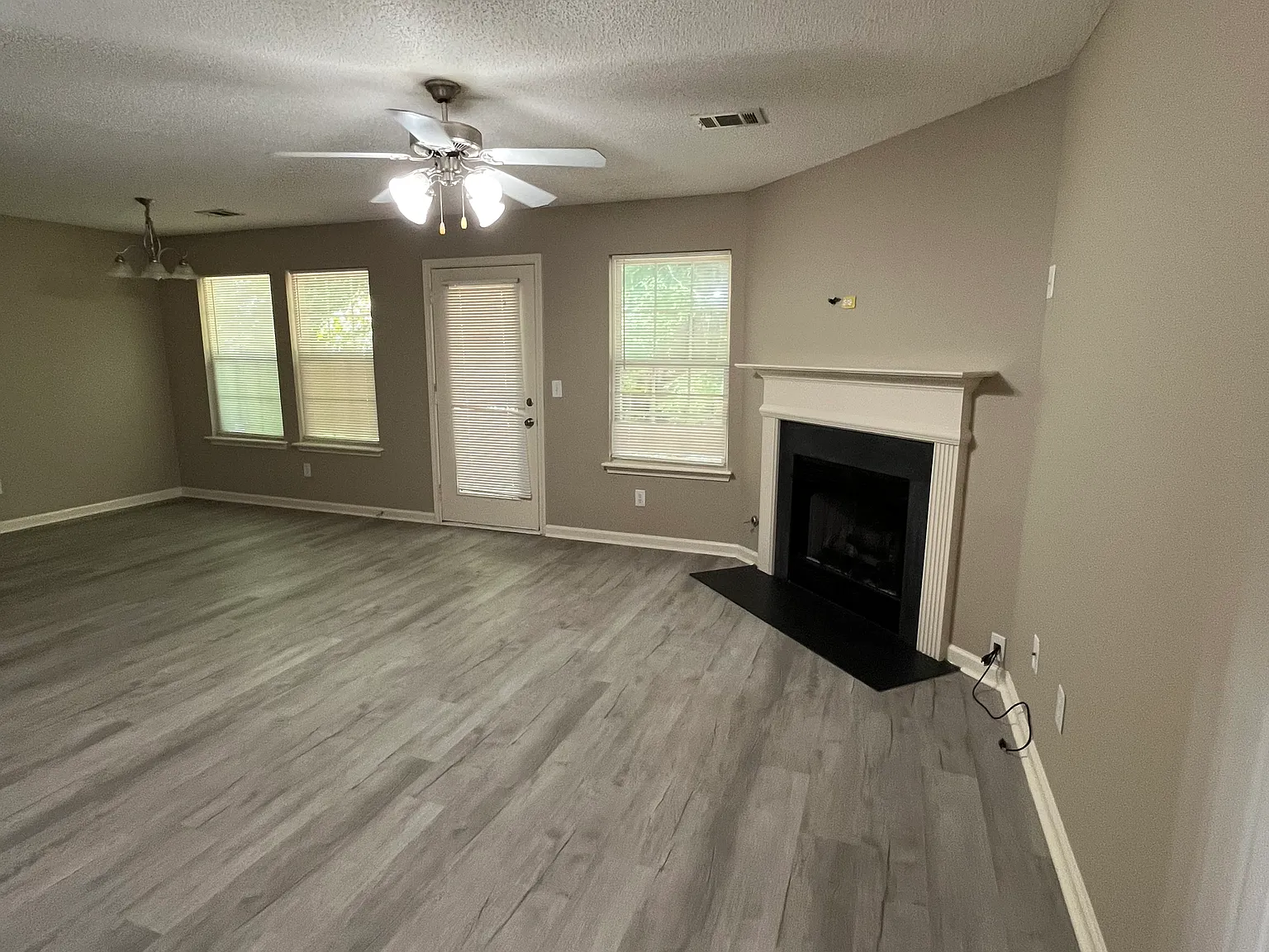 3 bed, 2.5 bath, 1522 sqft, $2,000 — Photo 2