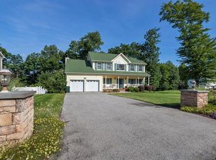 22 Old Hemlock Dr, New Windsor, NY 12553