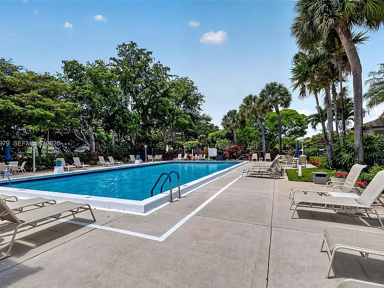 4015 W Palm Aire Dr #502 — Photo 29