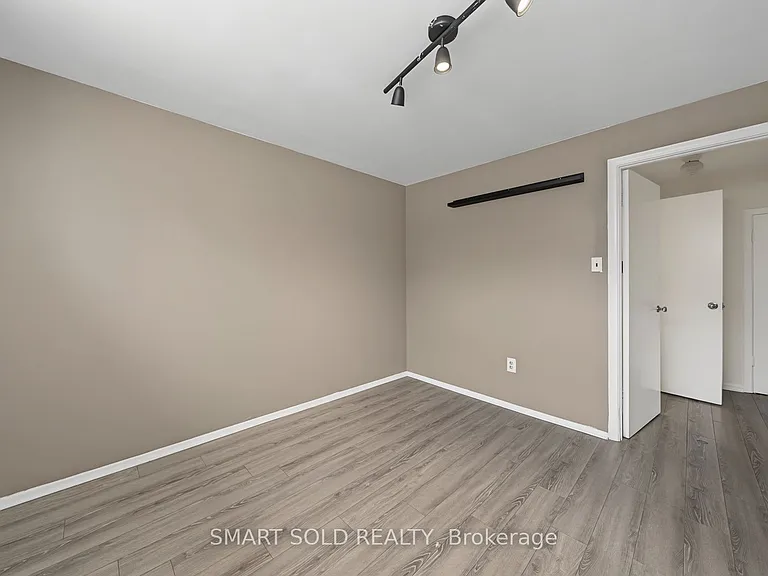 1 Cameo Cres — Photo 30