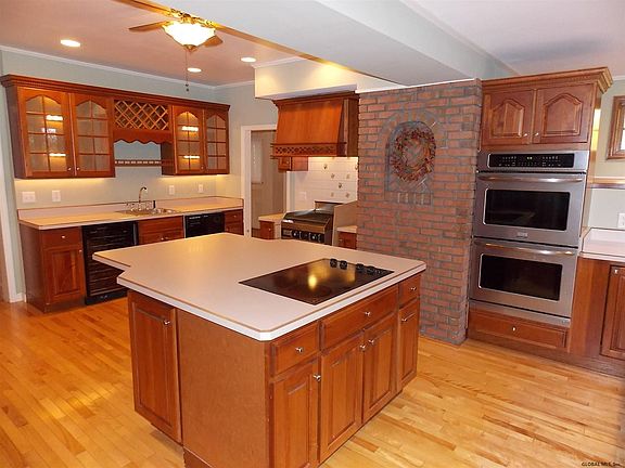 4th image of 110 Manor Ave