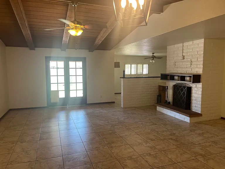 520 W Port Royale Ln — Photo 2