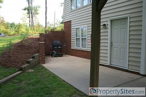 4th image of 1901 Beachwood Dr
