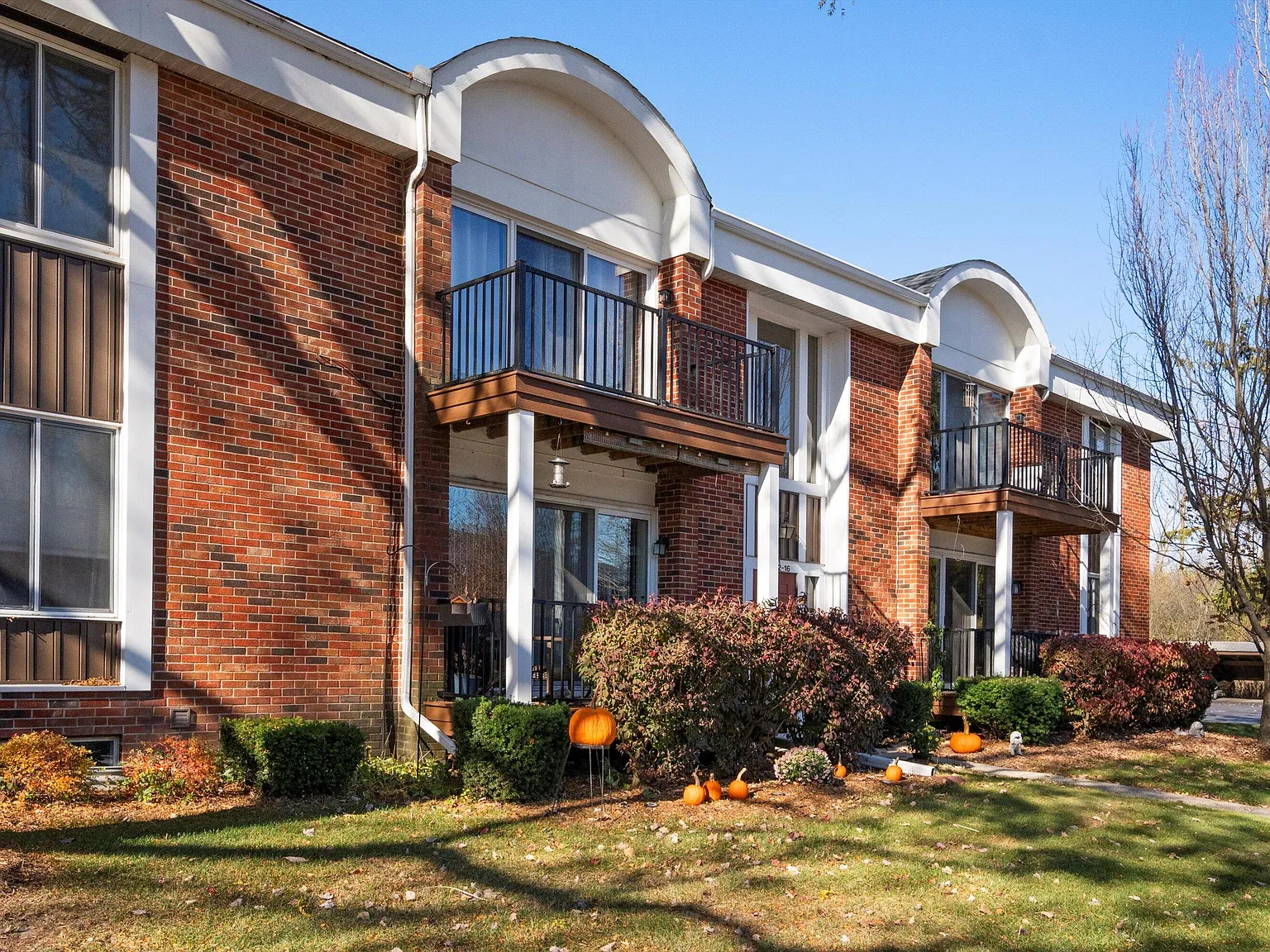 1 bed, 1.0 bath, 717 sqft, $1,100 — Photo 2