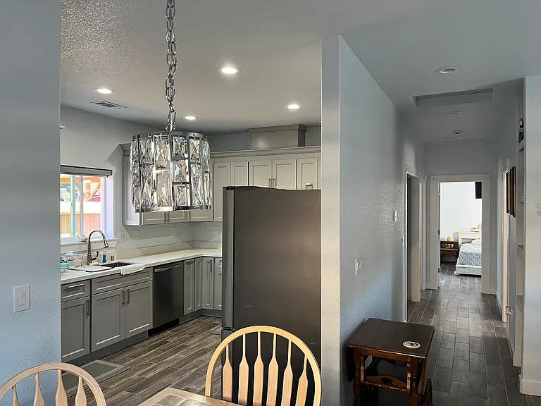 319 E Eden St — Photo 17
