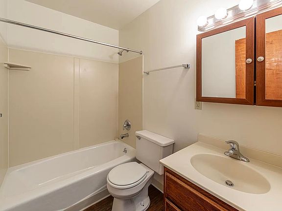 5th image of 876 W Lancaster Ave APT 20