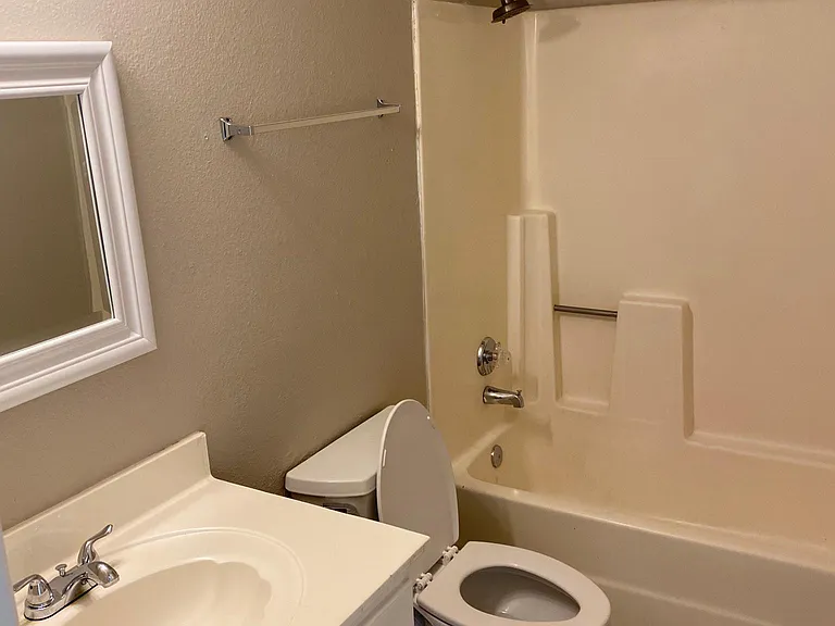 403 E Quail Ave — Photo 6