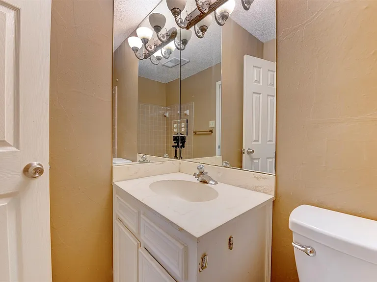 1906 Woodhue Dr — Photo 26