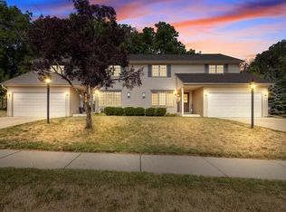 686 Hickory Creek Dr, Oconomowoc, WI 53066