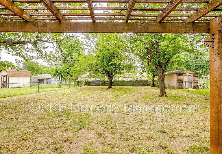 812 E Prairie View Rd — Photo 13