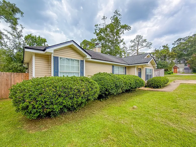 1367 Idlewild Dr — Photo 3