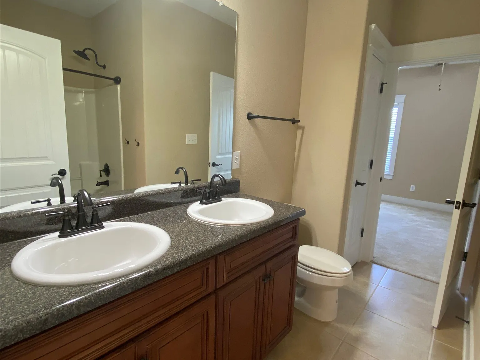 3 bed, 2.5 bath, 2084 sqft, $2,300 — Photo 3