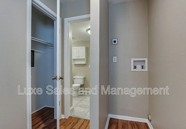 6026 Nw Expy #C — Photo 21