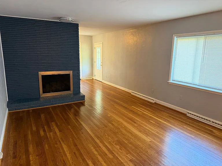 1311 Clover Ln — Photo 9