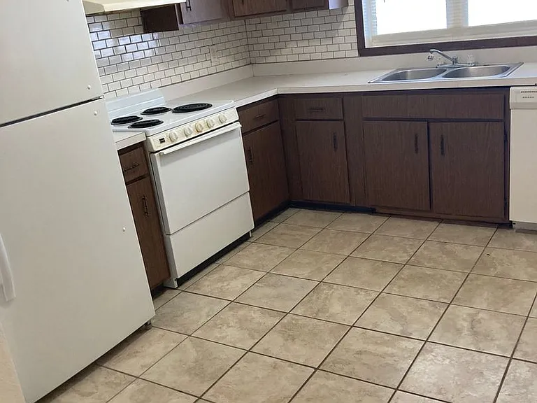Immaculate Updated 1 and 2 Bedrooms with 1 Bath — Photo 22