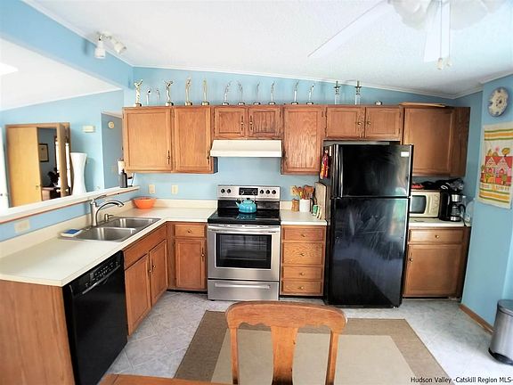 3rd image of 20 Pennington Ln