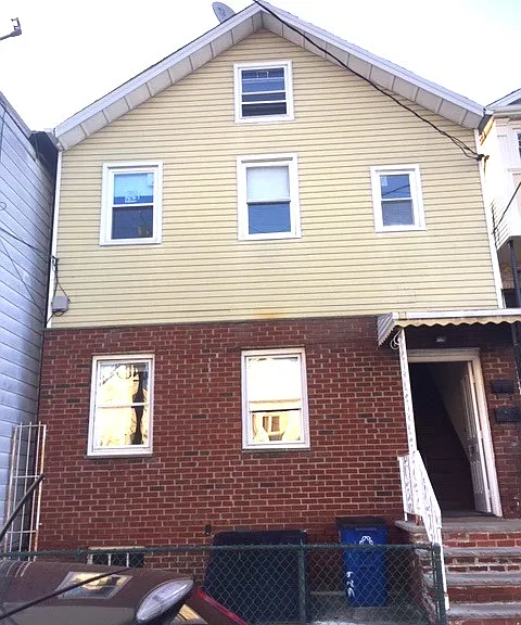 329-2 John St — Photo 1