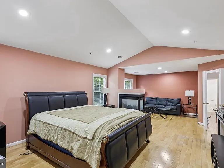 15206 Derbyshire Way — Photo 11