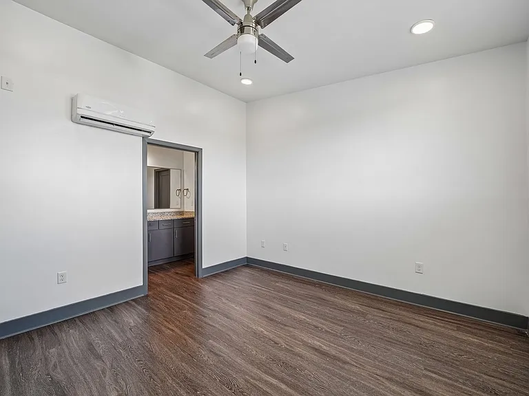St. Thomas Flats — Photo 37
