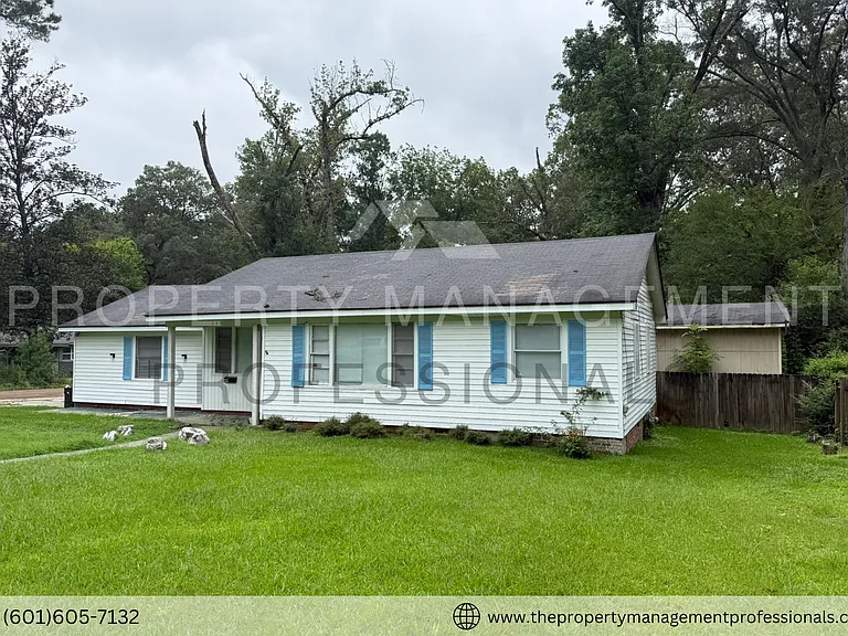 348 Colonial Dr — Photo 2