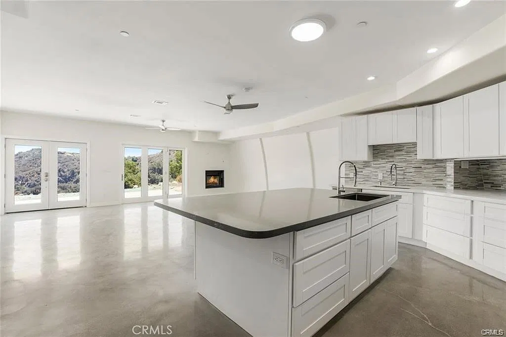 3 bed, 2.5 bath, 2728 sqft, $7,995 — Photo 3