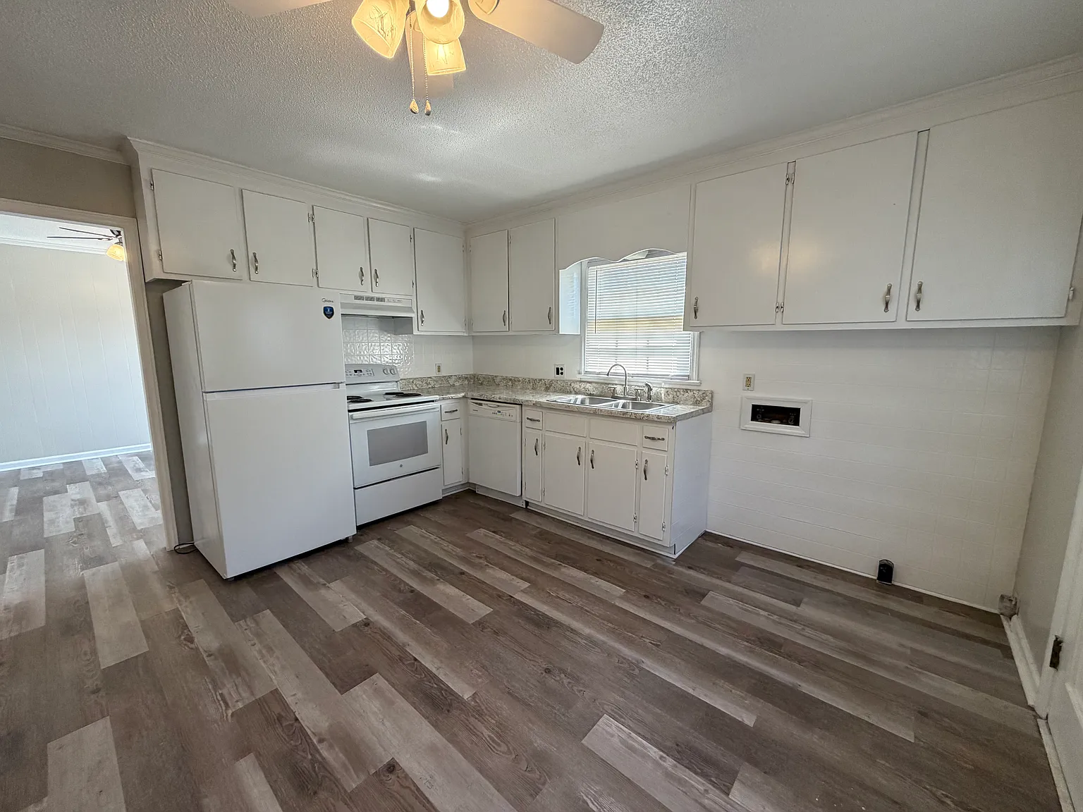 2 bed, 1.5 bath, 864 sqft, $990 — Photo 2