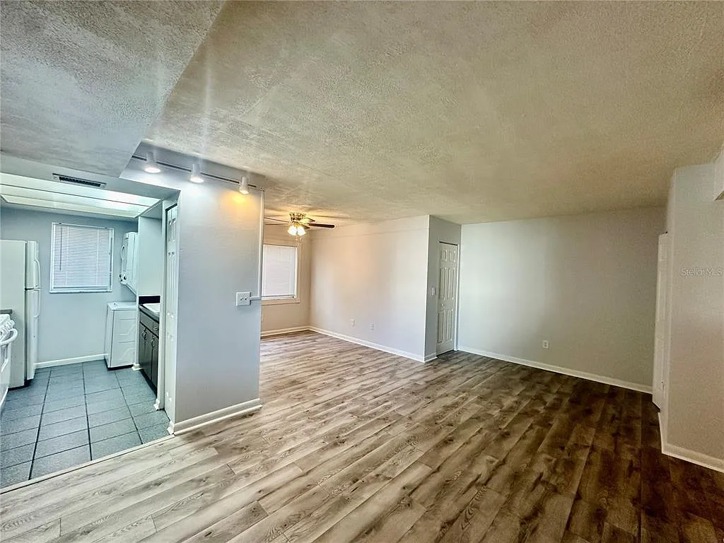 2 bed, 2.0 bath, 823 sqft, $1,295 — Photo 2