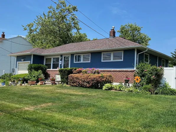 1029 N Broome Ave, Lindenhurst, NY 11757
