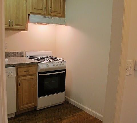 4th image of 2520 Crescent St APT 2E