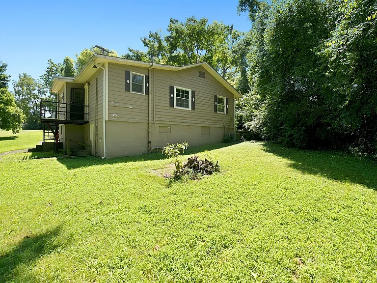 501 Weakley Ave — Photo 32