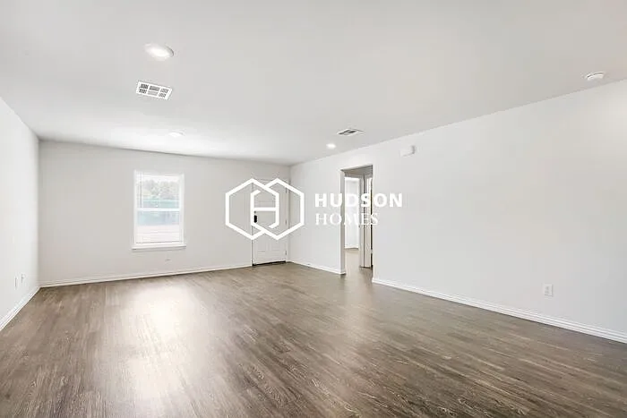 3 bed, 2.0 bath, 1090 sqft, $1,325 — Photo 3