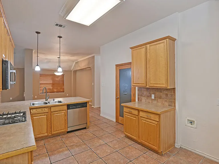 1073 Red Hawk Dr — Photo 8