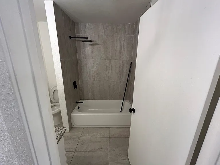 1118 Brookswood Ave E #B — Photo 14
