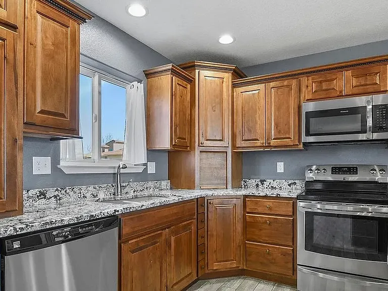 573 W Archer Plz — Photo 8