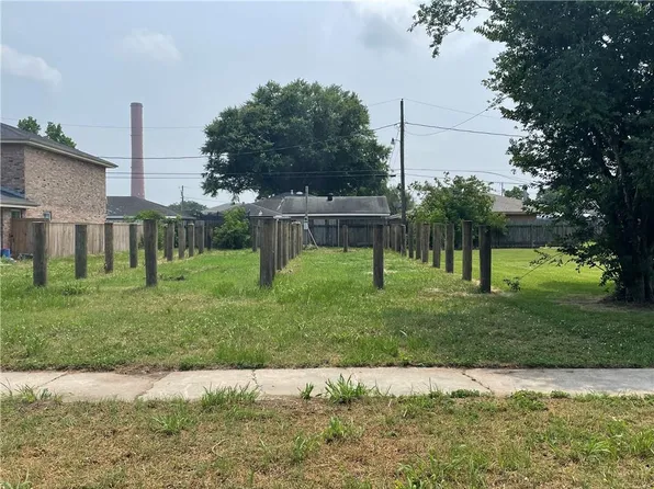 79 W Chalmette Cir, Chalmette, LA 70043