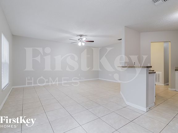 3rd image of 1205 Schumann Dr