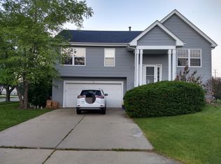 1 Lenox Ct, South Elgin, IL 60177