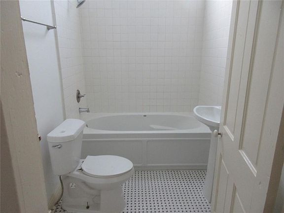 5th image of 433-35 S Lopez St