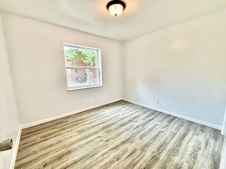 82 West — Photo 7
