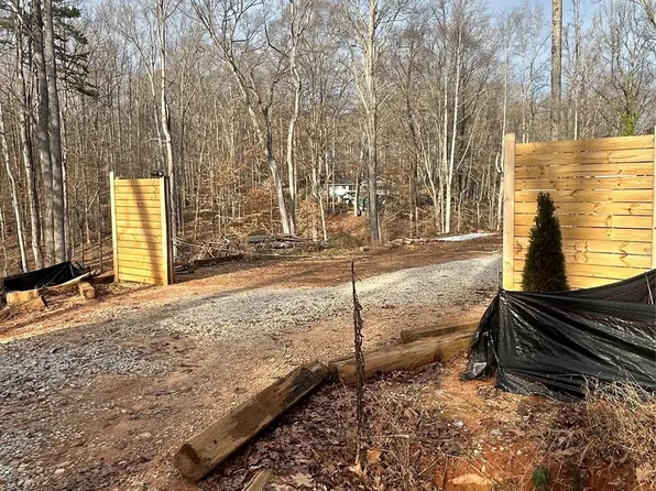 10609 E Lake Rd, Charlotte, NC 28215