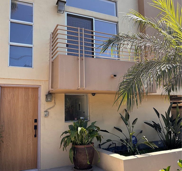 1st image of 13440 Moorpark St APT 101