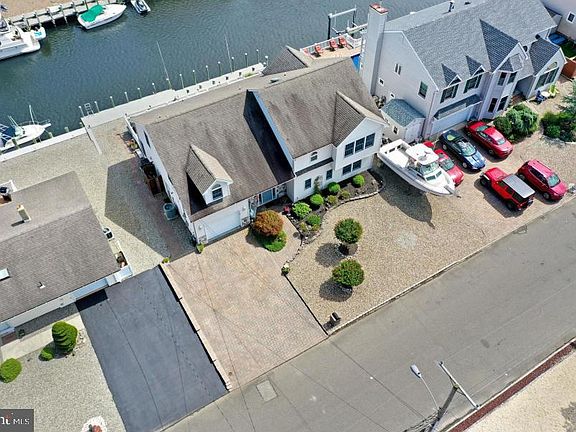 3rd image of 828 Forepeak Dr
