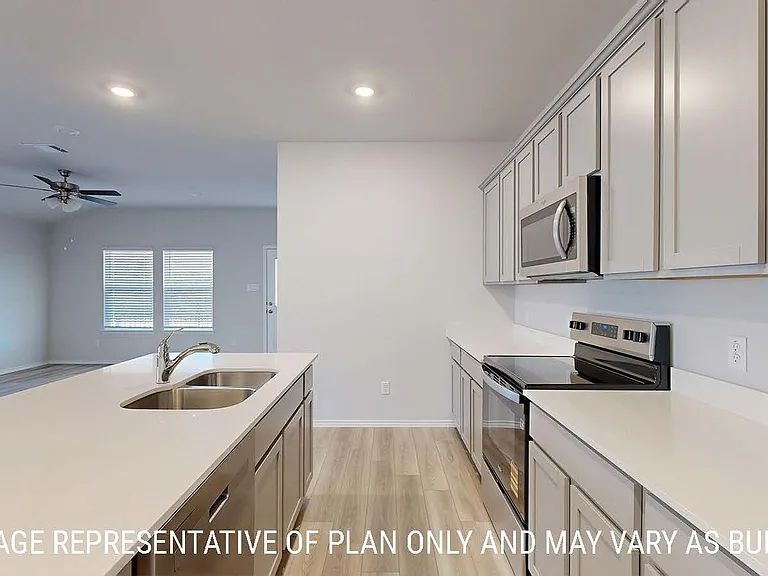 1240 Hickory Ln — Photo 2