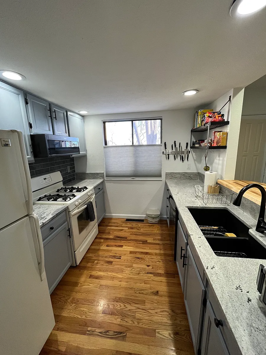 Building Photo - 2959 Shady Holw E