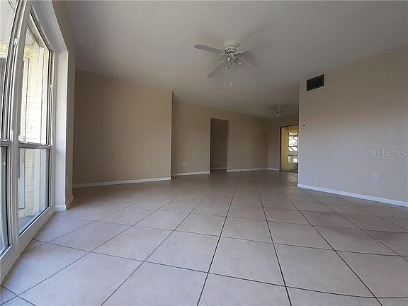 5th image of 3347 Camelot Dr