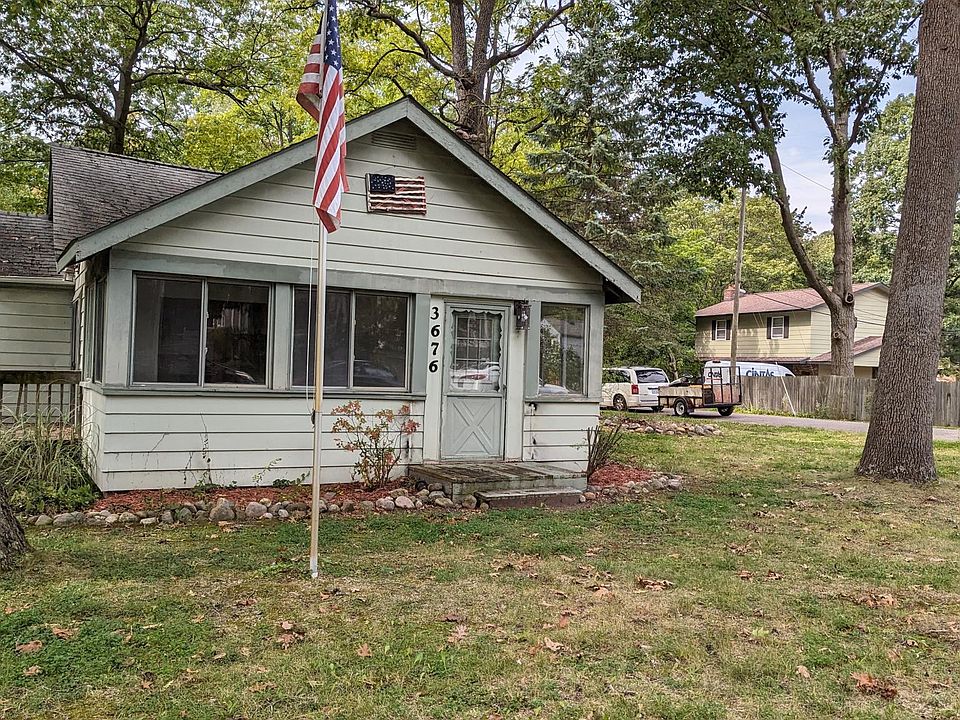 1st image of 3676 Woodview Ave