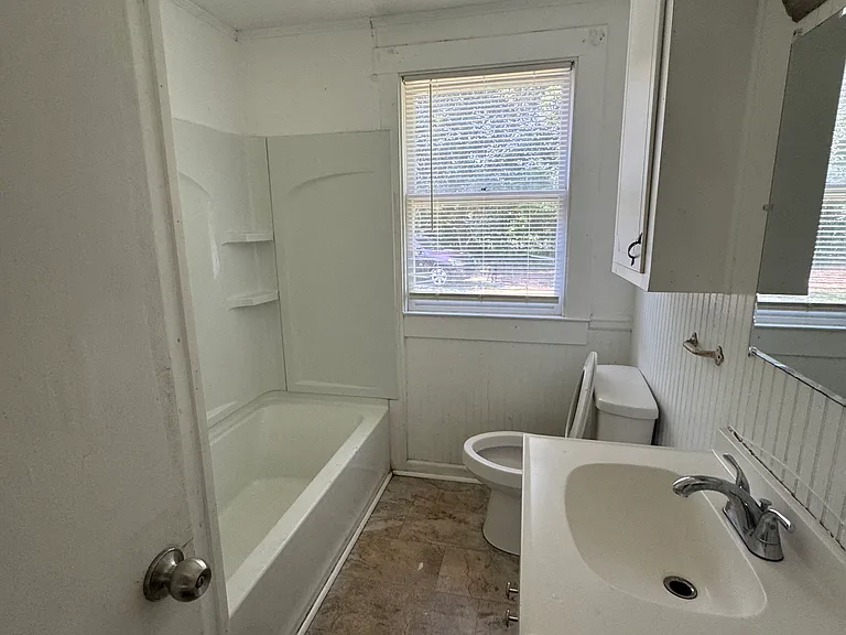 1084 Forbes Ln — Photo 15