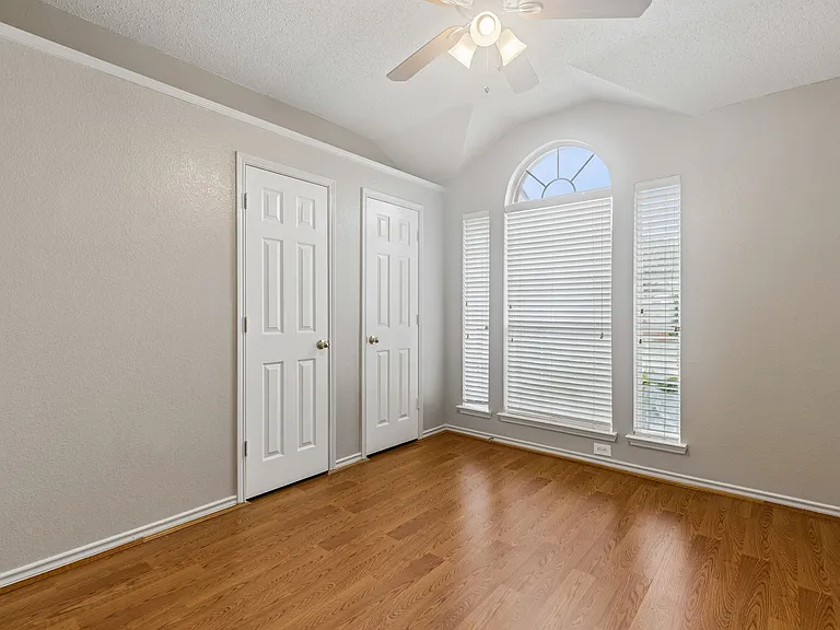 300 Thomas Dr — Photo 9